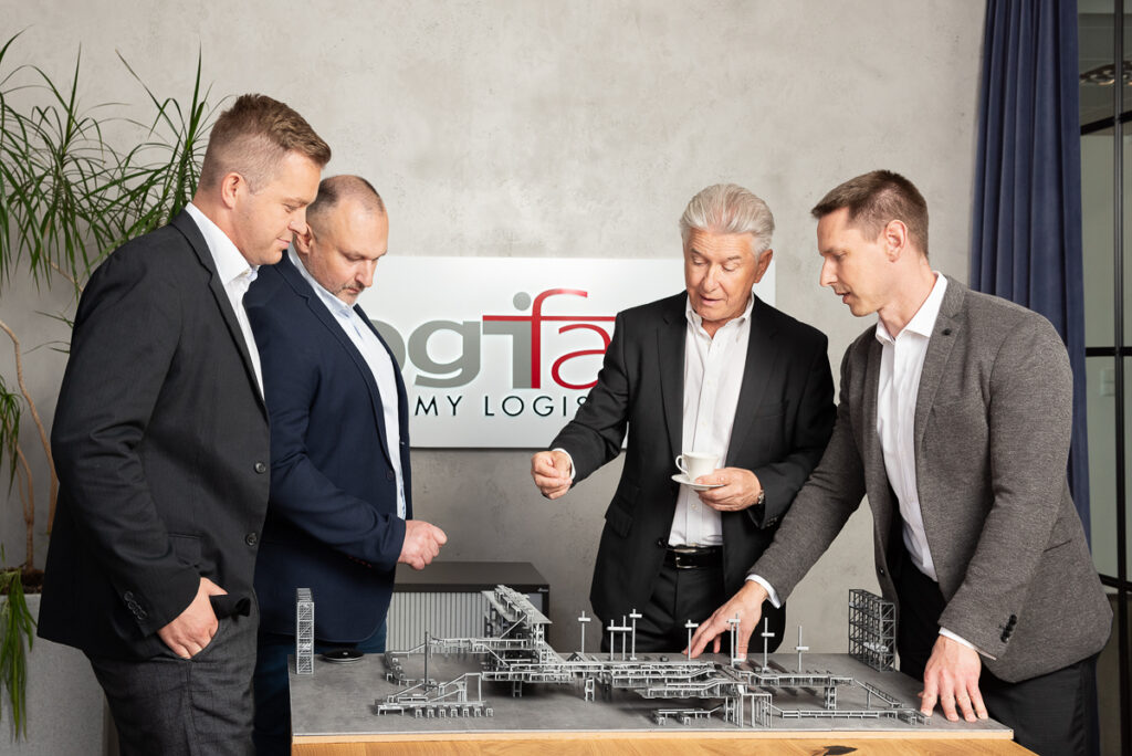 zdjęcie pracowników firmy Logifact przy pracy, prezes Andrzej Bobiński, Paweł Bobiński, Paweł Klimczewski